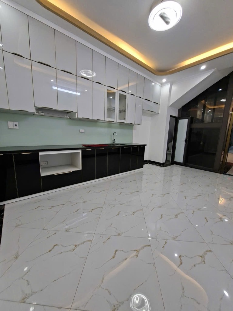 Nhà Đẹp Phố Âu Cơ - 5 Tầng Thang máy - 56M2 - Chào giá 13.5 Tỷ