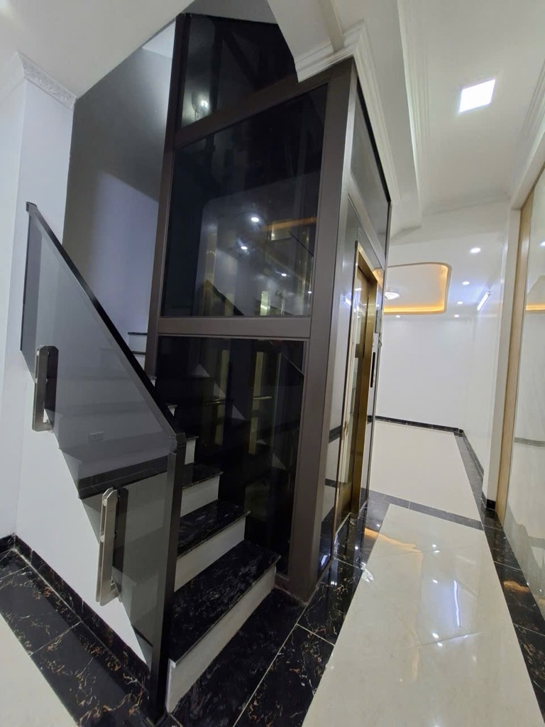 Nhà Đẹp Phố Âu Cơ - 5 Tầng Thang máy - 56M2 - Chào giá 13.5 Tỷ