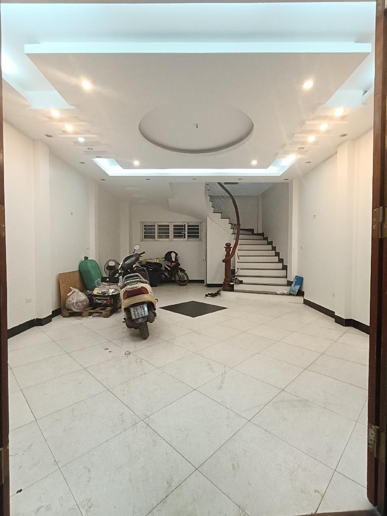 Nhà Rộng Quá - Ô Tô đỗ cửa - Ai ở cũng tiện - Tại Phố Yên Hòa