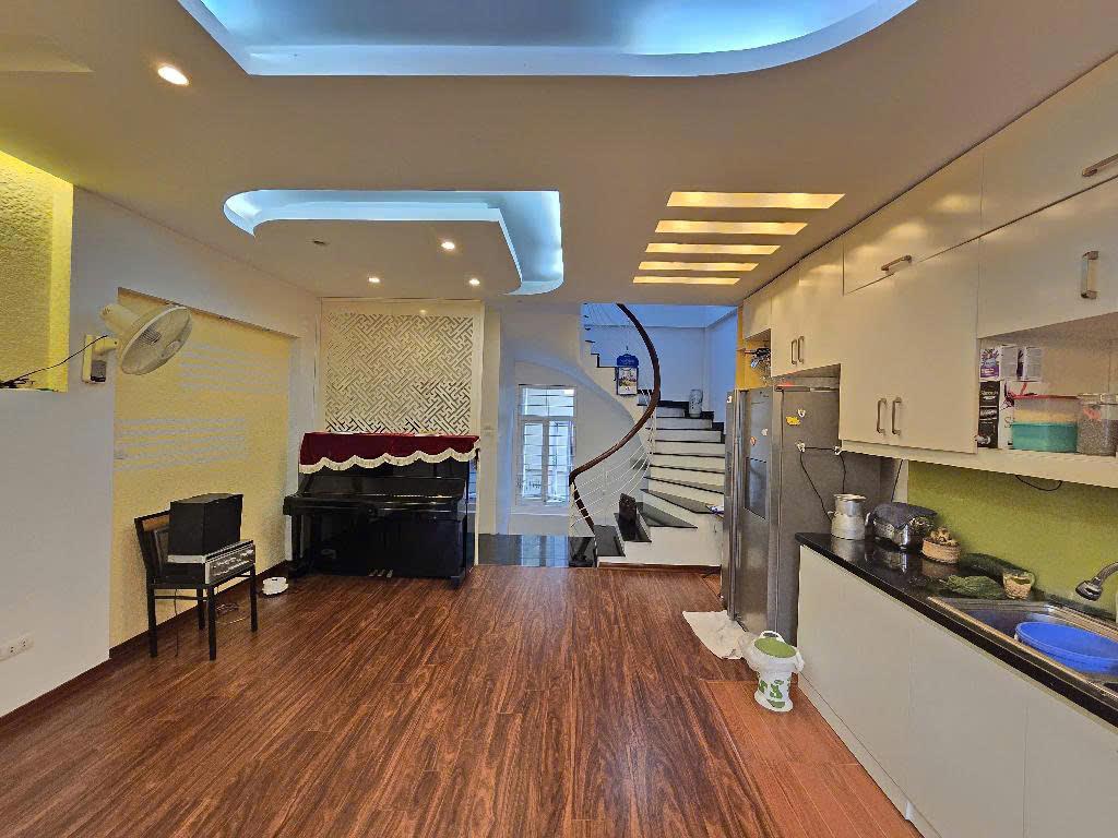 Nhà Rộng Quá - Ô Tô đỗ cửa - Ai ở cũng tiện - Tại Phố Yên Hòa