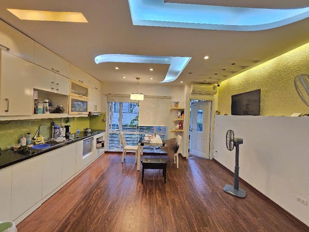 Nhà Rộng Quá - Ô Tô đỗ cửa - Ai ở cũng tiện - Tại Phố Yên Hòa