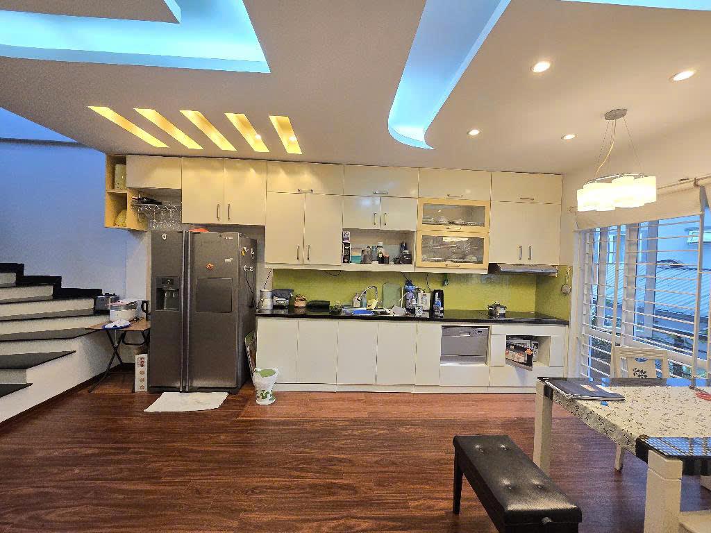 Nhà Rộng Quá - Ô Tô đỗ cửa - Ai ở cũng tiện - Tại Phố Yên Hòa