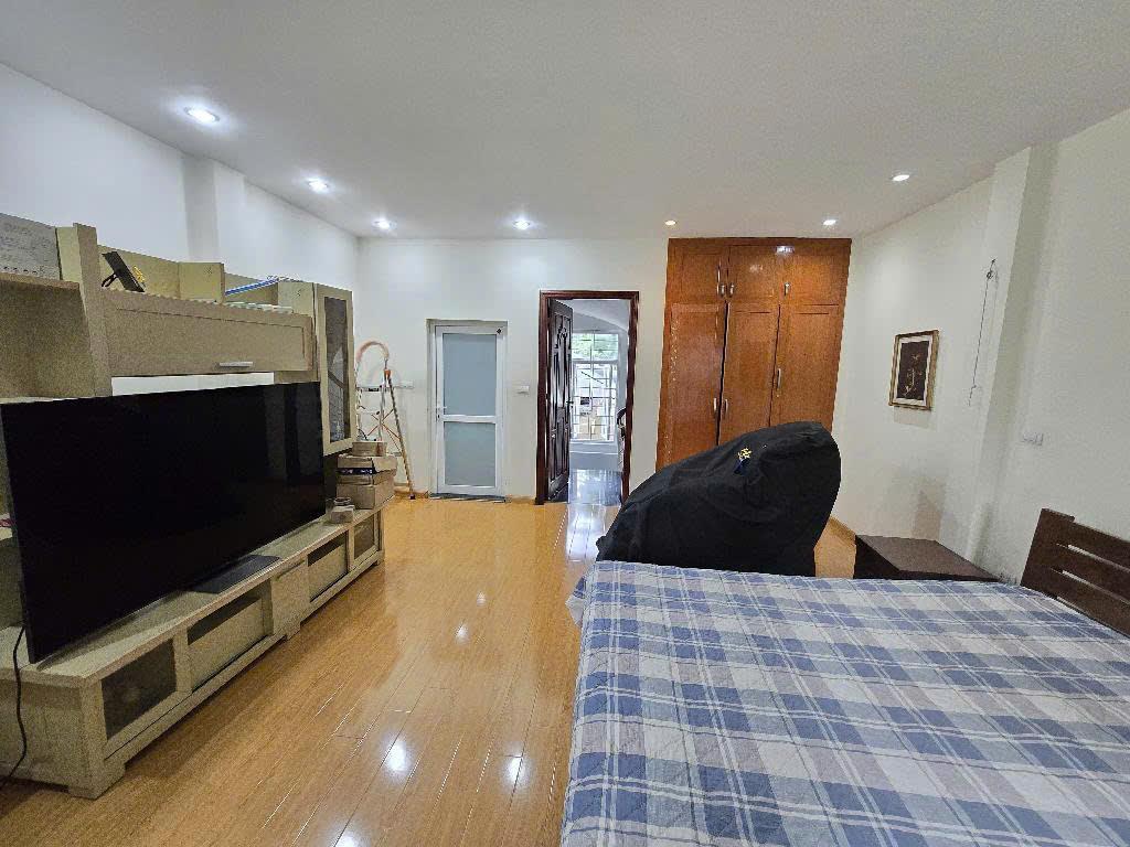 Nhà Rộng Quá - Ô Tô đỗ cửa - Ai ở cũng tiện - Tại Phố Yên Hòa