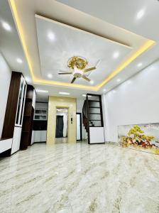 NHÀ ĐẸP TỨ LIÊN - 5 Tầng Thang Máy - 42m2 Ô Tô - Tặng FULL nội thất - 8.9 TỶ