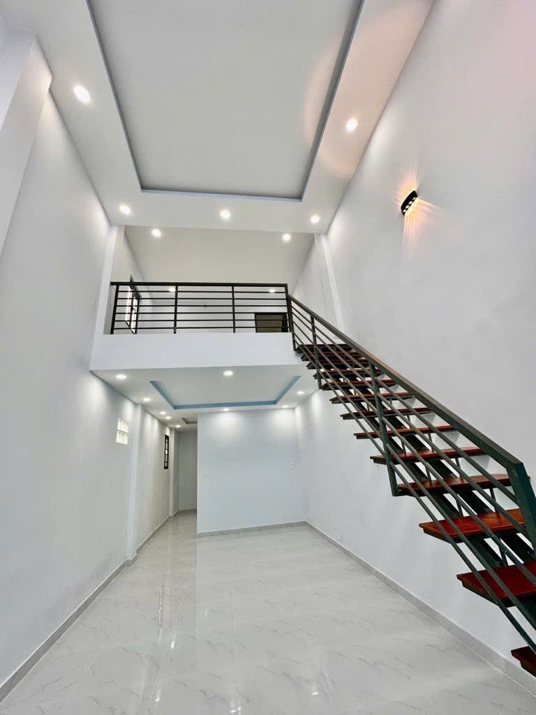 Bán Gấp nhà 2 lầu hxh trục Man Thiện chỉ 3txx