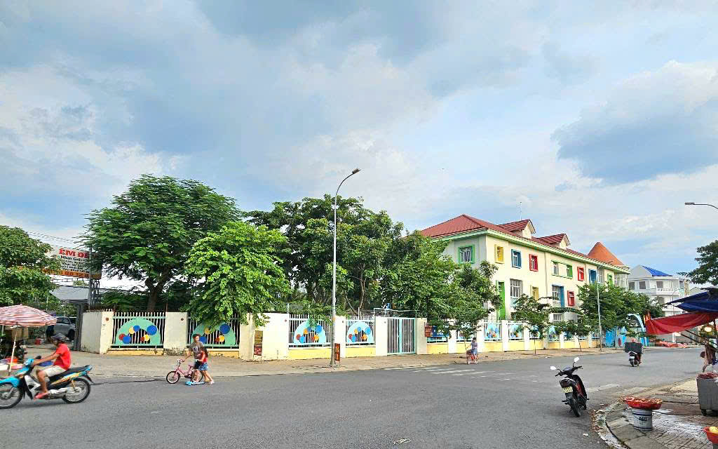 Bán đất mặt tiền khu dân cư Êm Đềm -đường 20m- chỉ hơn 70tr/m2