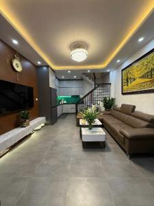 Em có một căn nhà mới hoàn thiện 35m2x5 tầng nhỉnh tỷ