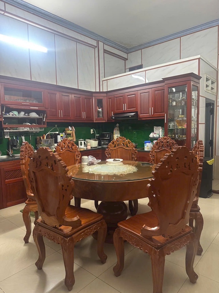 Nhà bán gần trung tâm dĩ an 3 tầng 90m2 (5x18) đường 8m giá 6.3ty.