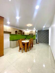 Nhà HXH giá rẻ 4 tầng, ngang 4,8m, 4 phòng ngủ, Lê Quang Định, Quận Gò Vấp