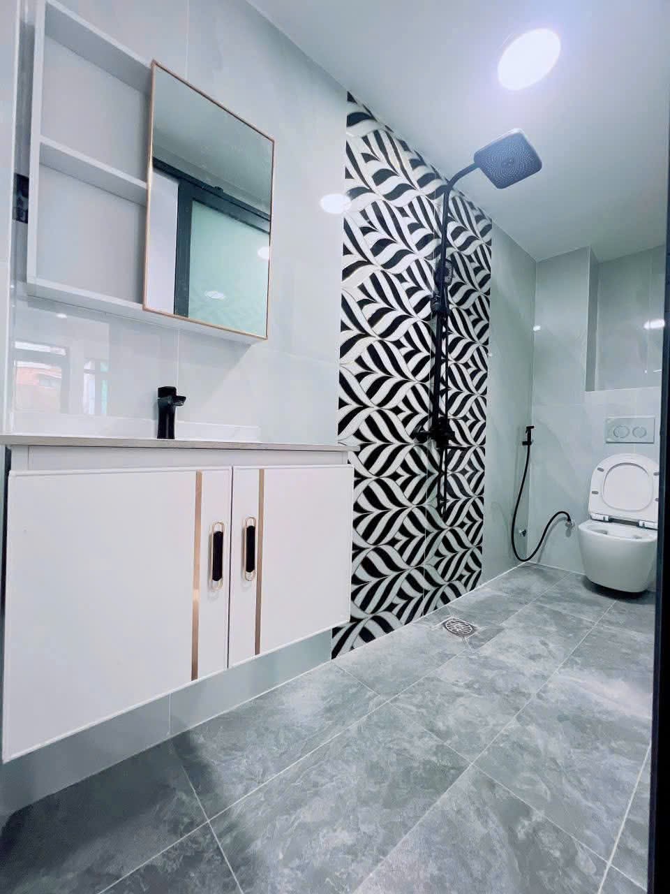 bán nhà hẻm 1 sẹt, tại đường Hoàng Diệu. 3 tần. 33.7m², giá 6.5 tỷ