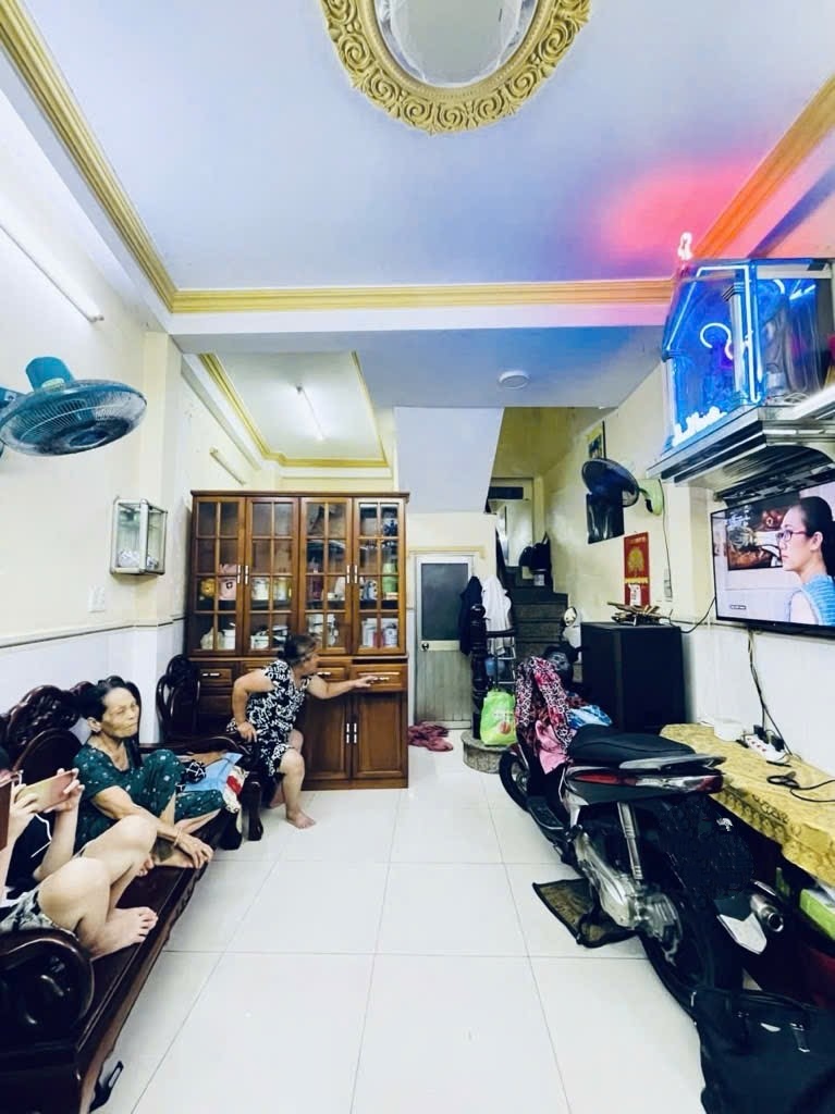 bán nhà 4 tần, mặt tiền đường số, xe hơi quay đầu thoải mái. thích hợp kinh doanh, mua bán, hoặc vừa ở vừa đầu tư.