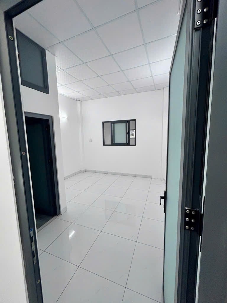 CHÍNH CHỦ BÁN GẤP NHÀ ĐẸP- DIỆN TÍCH KHỦNG, SÂN RỘNG 10m. THÚCH HỢP LÀM CHDV.