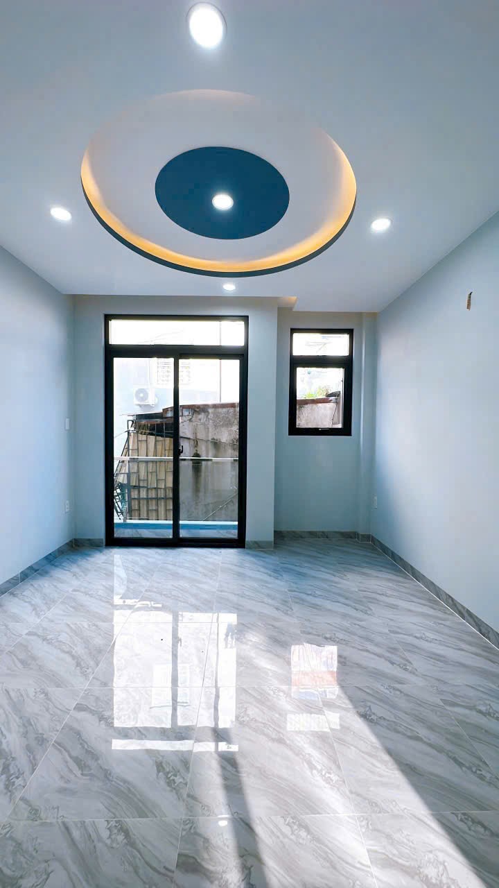 nhà mới, dọn vào ở ngay. Đường Đoàn văn bơ, phường 14, quận 4.