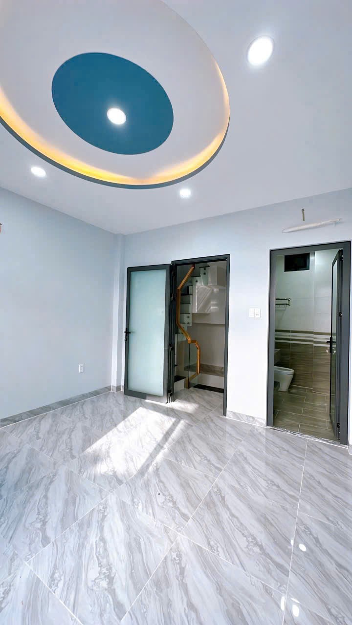 nhà mới, dọn vào ở ngay. Đường Đoàn văn bơ, phường 14, quận 4.