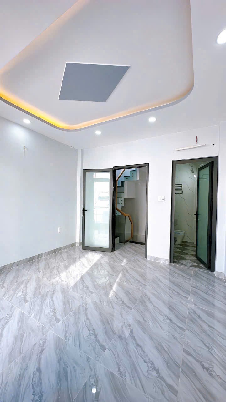 nhà mới, dọn vào ở ngay. Đường Đoàn văn bơ, phường 14, quận 4.