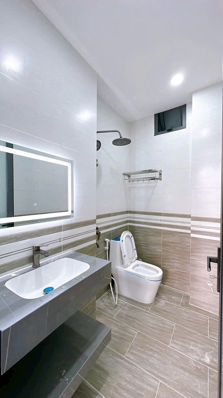 nhà mới, dọn vào ở ngay. Đường Đoàn văn bơ, phường 14, quận 4.