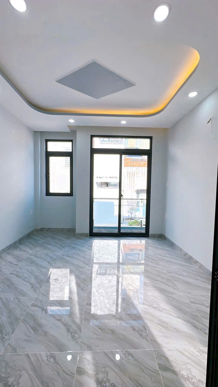 nhà mới, dọn vào ở ngay. Đường Đoàn văn bơ, phường 14, quận 4.