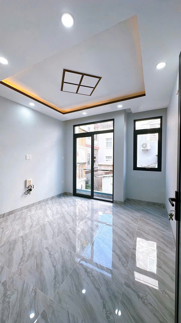 nhà mới, dọn vào ở ngay. Đường Đoàn văn bơ, phường 14, quận 4.