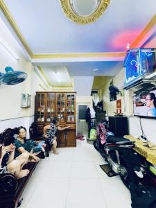bán nhà 4 tần, mặt tiền đường số, xe hơi quay đầu thoải mái. thích hợp kinh doanh, mua bán, hoặc vừa ở vừa đầu tư.