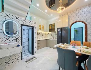 MẶT TIỀN SỐ 5- MẶT TIỀN CHỢ -NGANG 6M ĐẸP- 3 TẦNG BTCT - BAO LỘ GIỚI- KHU KINH DOANH SẦM UẤT