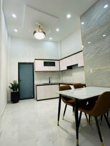Nhà 3 tầng mới, hiện đại: 5PN – 5WC
