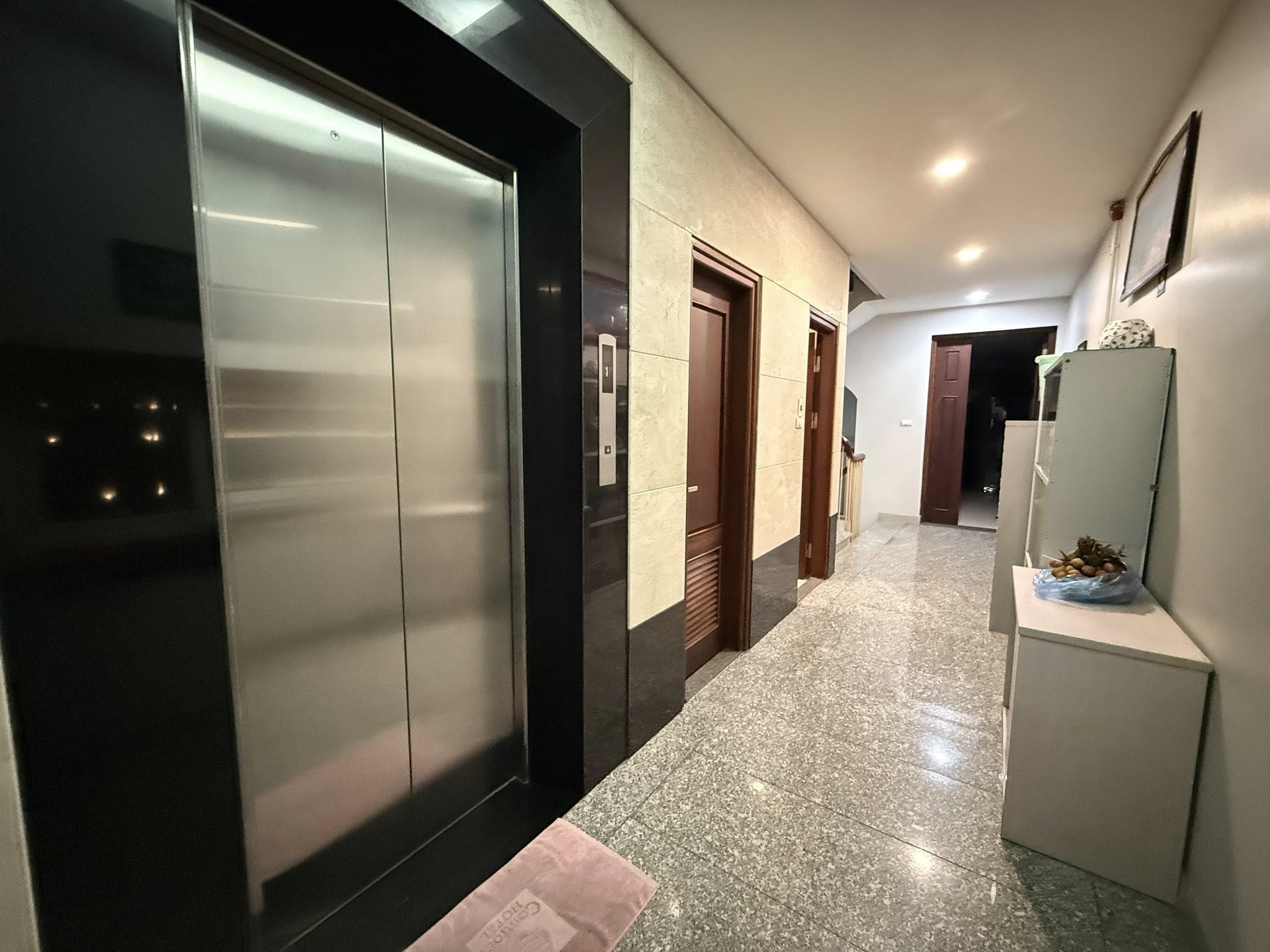 HÀNG CỰC HIẾM MẶT PHỐ HOÀ MÃ - VỈ HÈ RỘNG – 9 TẦNG NỔI 1 TẦNG HẦM – 2 MẶT THOÁNG TRƯỚC SAU - ĐANG KINH DOANH NGÀY ĐÊM - THANG MÁY NHẬP NGOẠI.