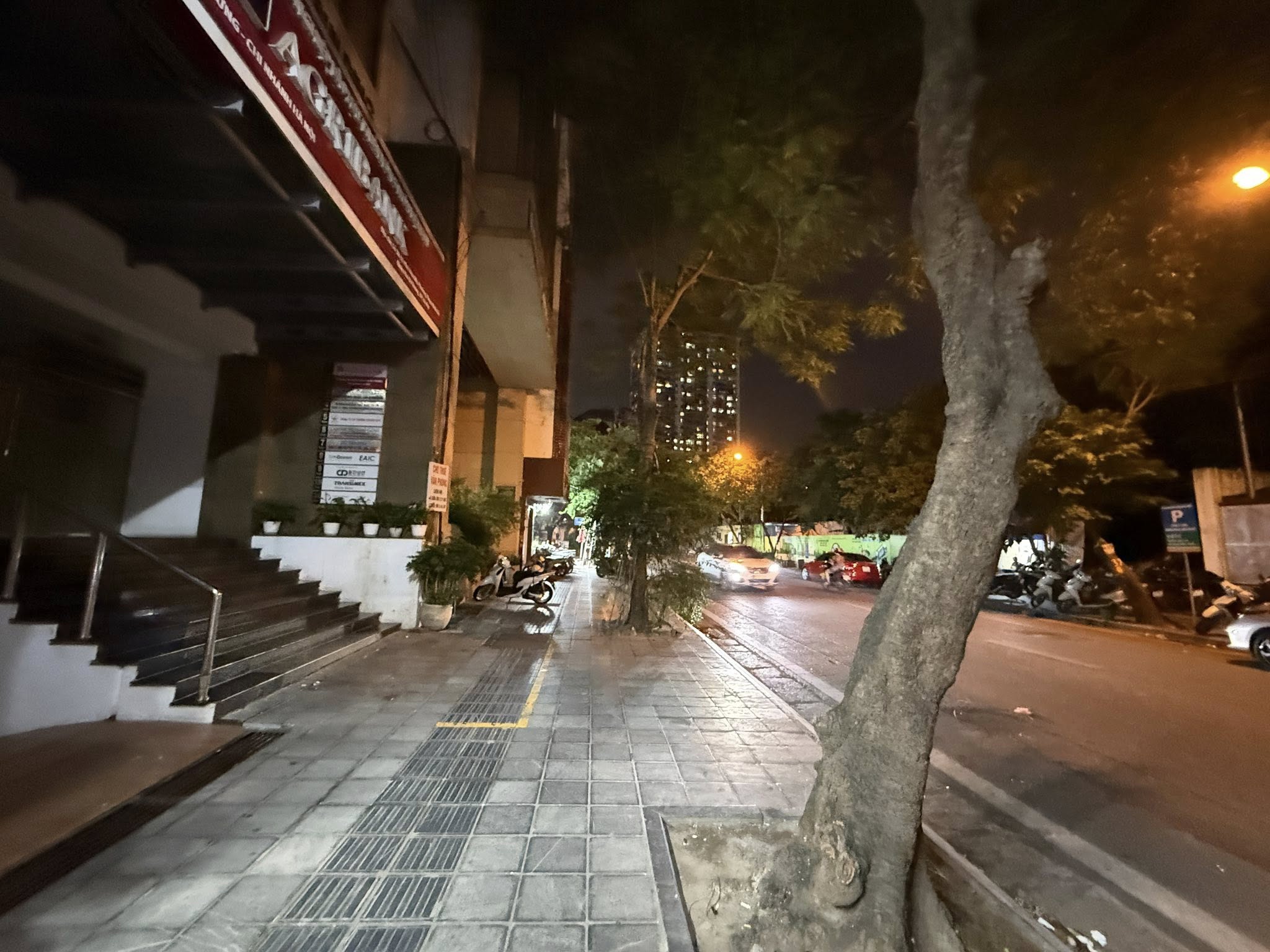 HÀNG CỰC HIẾM MẶT PHỐ HOÀ MÃ - VỈ HÈ RỘNG – 9 TẦNG NỔI 1 TẦNG HẦM – 2 MẶT THOÁNG TRƯỚC SAU - ĐANG KINH DOANH NGÀY ĐÊM - THANG MÁY NHẬP NGOẠI.