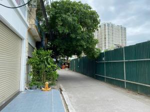 Nhà liền kề 5 tầng, trục chính, 2 ô tô vào thoải mái, xung quanh nhiều công ty, bãi xe, đại học Mở