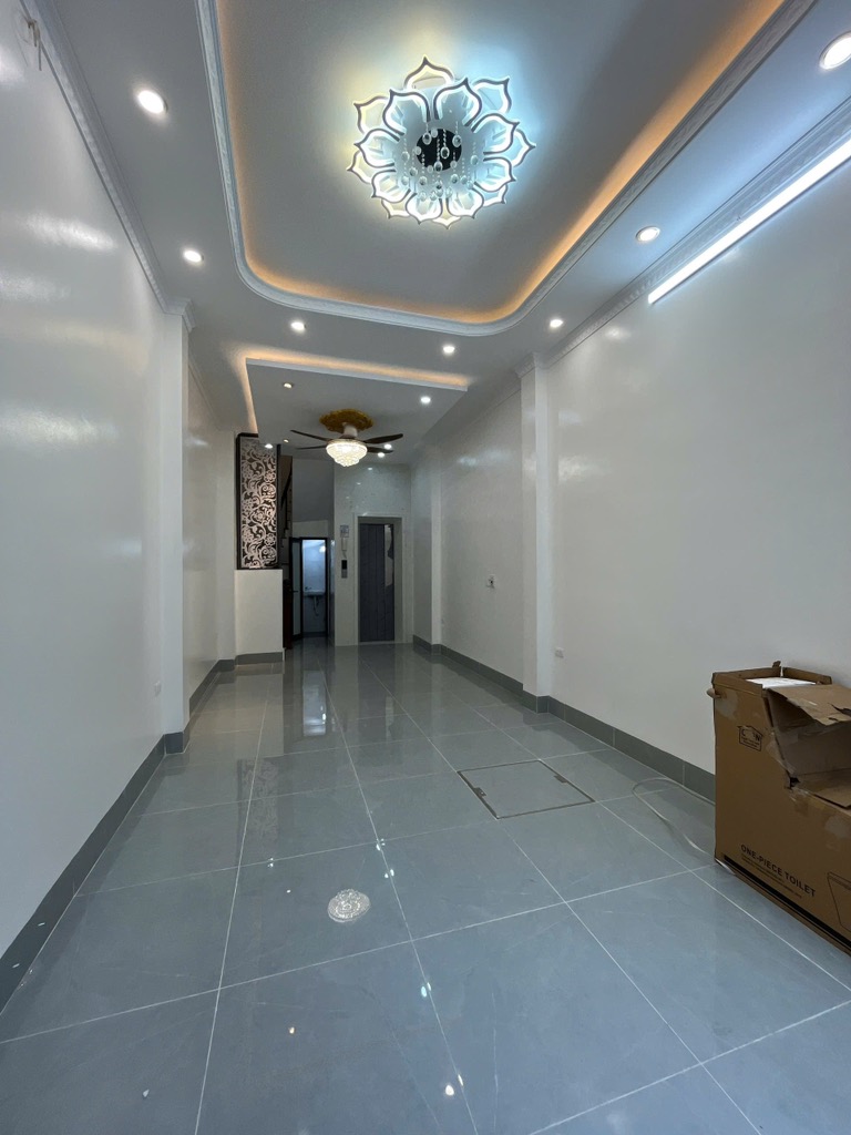 Oto quay đầu đỗ cửa vào nhà. Đông Thiên - Hoàng Mai