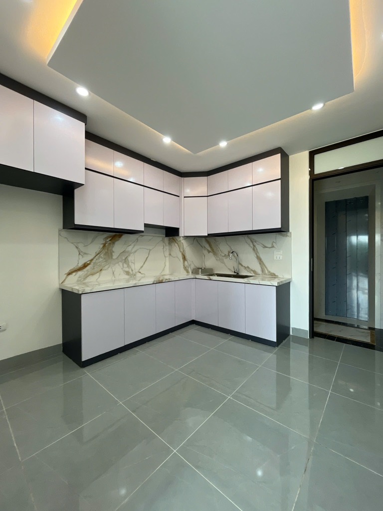 Oto quay đầu đỗ cửa vào nhà. Đông Thiên - Hoàng Mai