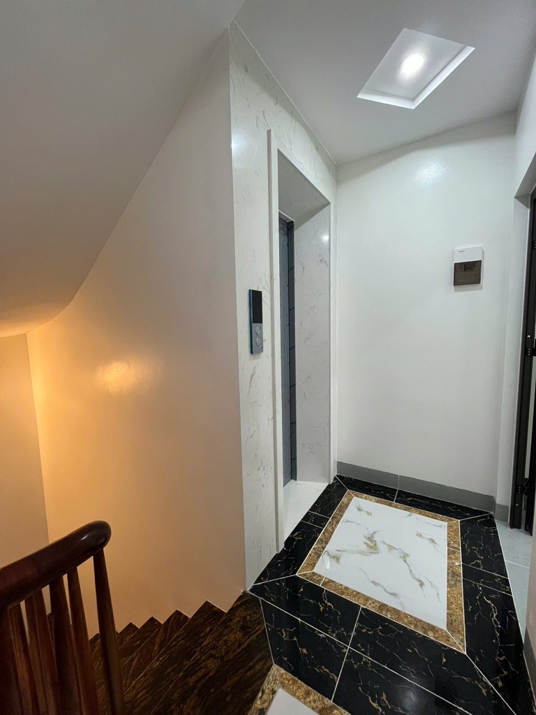 Oto quay đầu đỗ cửa vào nhà. Đông Thiên - Hoàng Mai