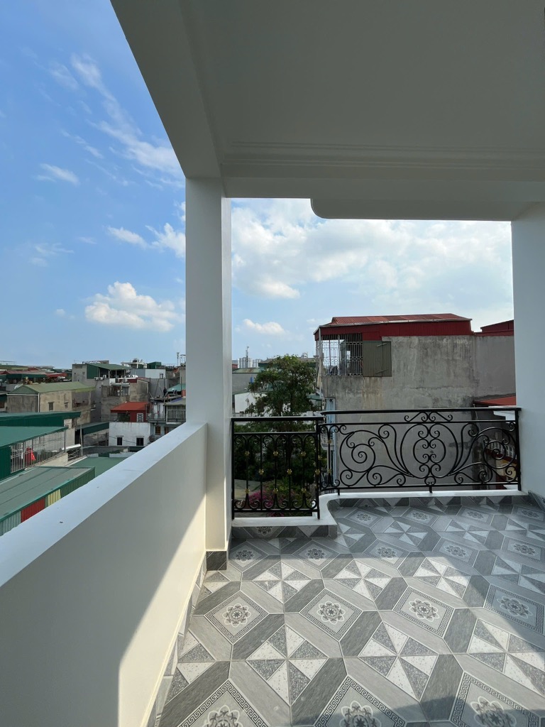 Oto quay đầu đỗ cửa vào nhà. Đông Thiên - Hoàng Mai