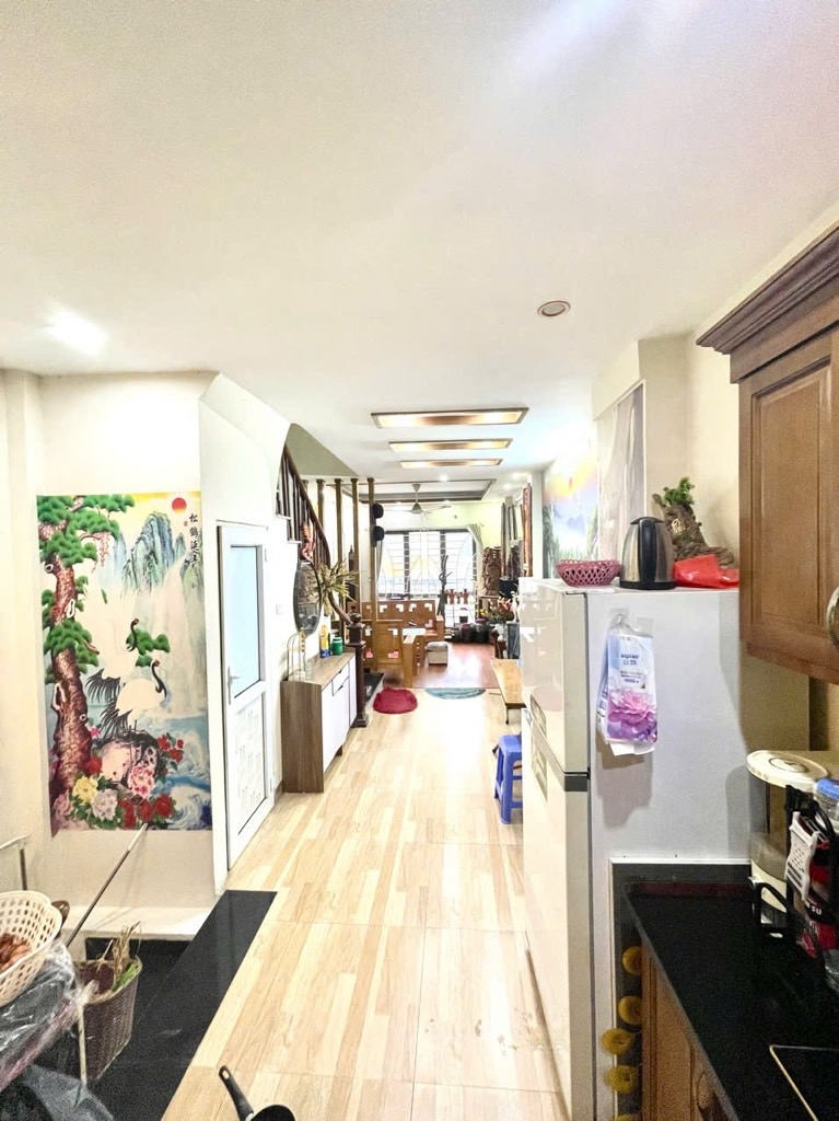 Chưa đầy 1 phút ra đường Lĩnh Nam nằm gần đầu ngõ 255 thông các ngả. 35m2 * 5 tầng. Giá 12,3 tỷ