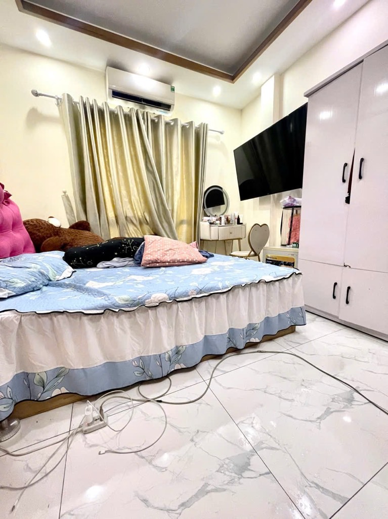 Chưa đầy 1 phút ra đường Lĩnh Nam nằm gần đầu ngõ 255 thông các ngả. 35m2 * 5 tầng. Giá 12,3 tỷ