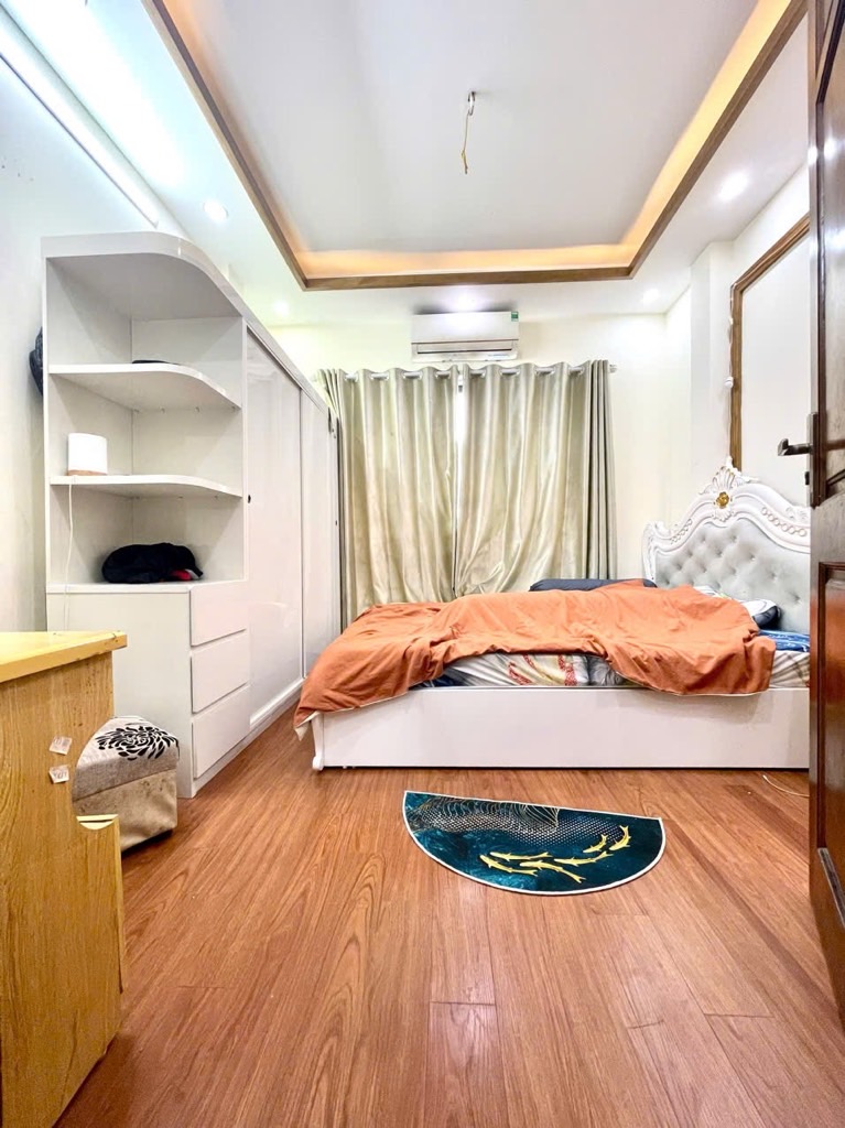 Chưa đầy 1 phút ra đường Lĩnh Nam nằm gần đầu ngõ 255 thông các ngả. 35m2 * 5 tầng. Giá 12,3 tỷ