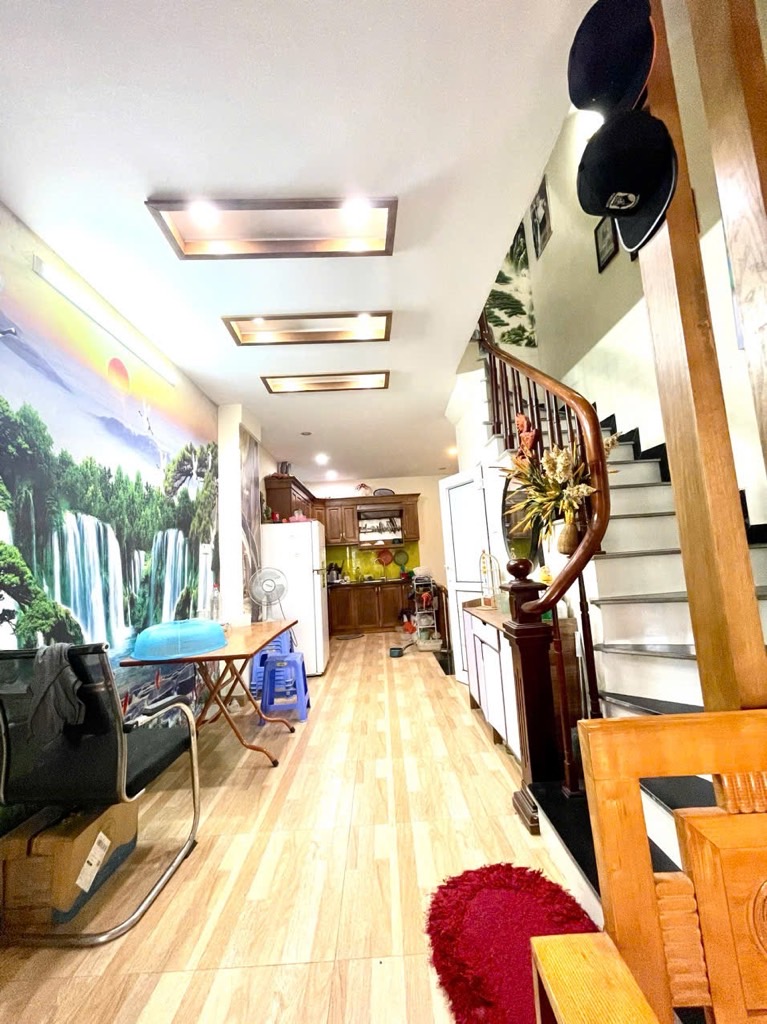 Chưa đầy 1 phút ra đường Lĩnh Nam nằm gần đầu ngõ 255 thông các ngả. 35m2 * 5 tầng. Giá 12,3 tỷ