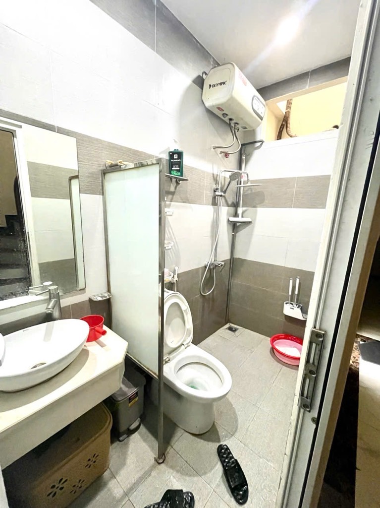 Chưa đầy 1 phút ra đường Lĩnh Nam nằm gần đầu ngõ 255 thông các ngả. 35m2 * 5 tầng. Giá 12,3 tỷ