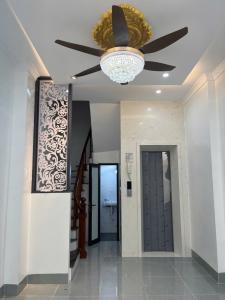 Oto quay đầu đỗ cửa vào nhà. Đông Thiên - Hoàng Mai