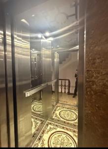 NHÀ LƯU PHÁI 5 TẦNG THANG MÁY, MT: 4M - ÔTÔ TRÁNH - VỈA HÈ - THANG MÁY -NHÀ ĐẸP - PHÂN KHÚC HIẾM.