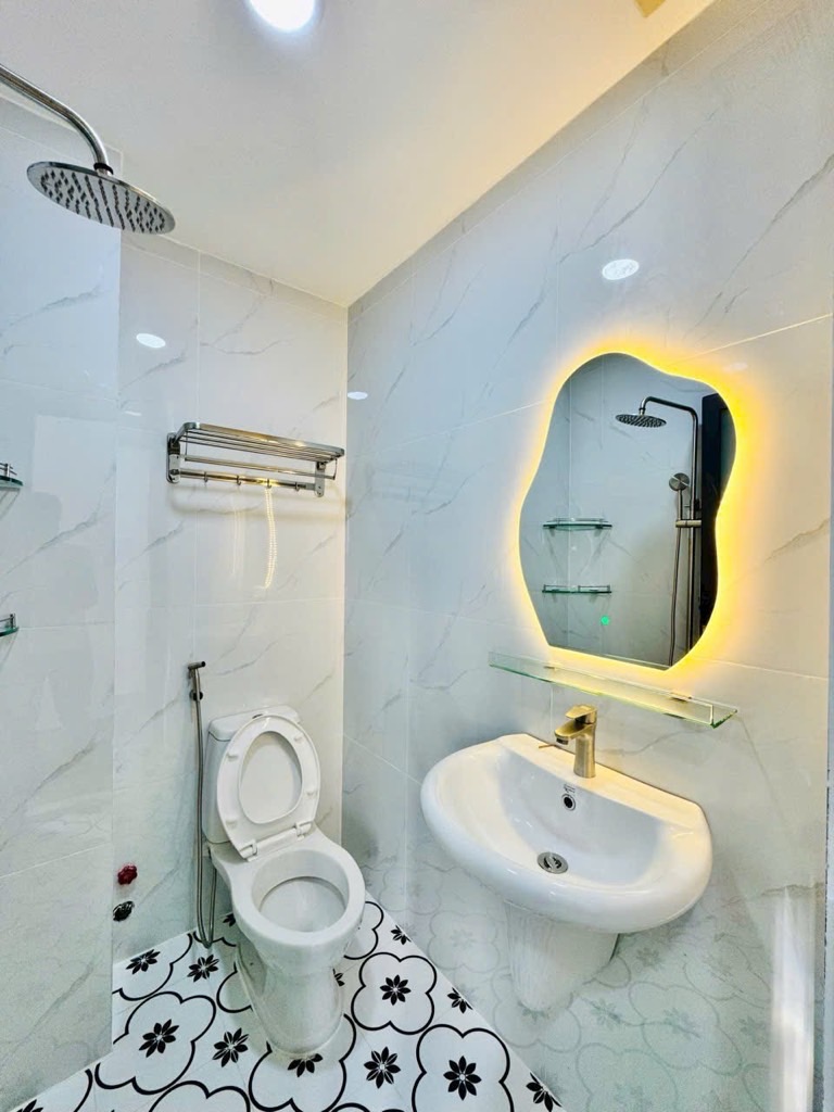 Nhà mới xây HXH 30m2 Thích Quãng Đức-5 tầng- SHR- chỉ 8.2 Tỷ