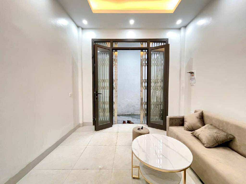 Tọa lạc tại vị trí đắc địa nhất khu vực Minh Khai, Quận Hai Bà Trưng, sát kề trung tâm phố cổ Hà Nội 35/41m2 x 4 tầng 7,3 tỷ Giá tốt, thương lượng nhẹ với khách thiện chí.