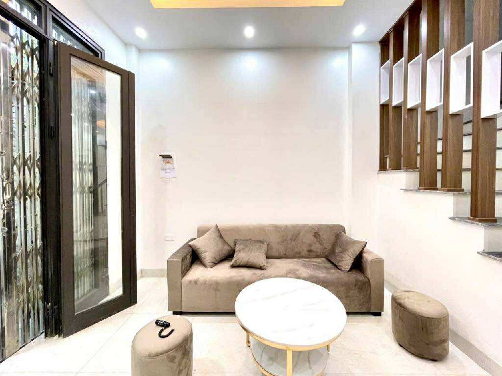 Tọa lạc tại vị trí đắc địa nhất khu vực Minh Khai, Quận Hai Bà Trưng, sát kề trung tâm phố cổ Hà Nội 35/41m2 x 4 tầng 7,3 tỷ Giá tốt, thương lượng nhẹ với khách thiện chí.