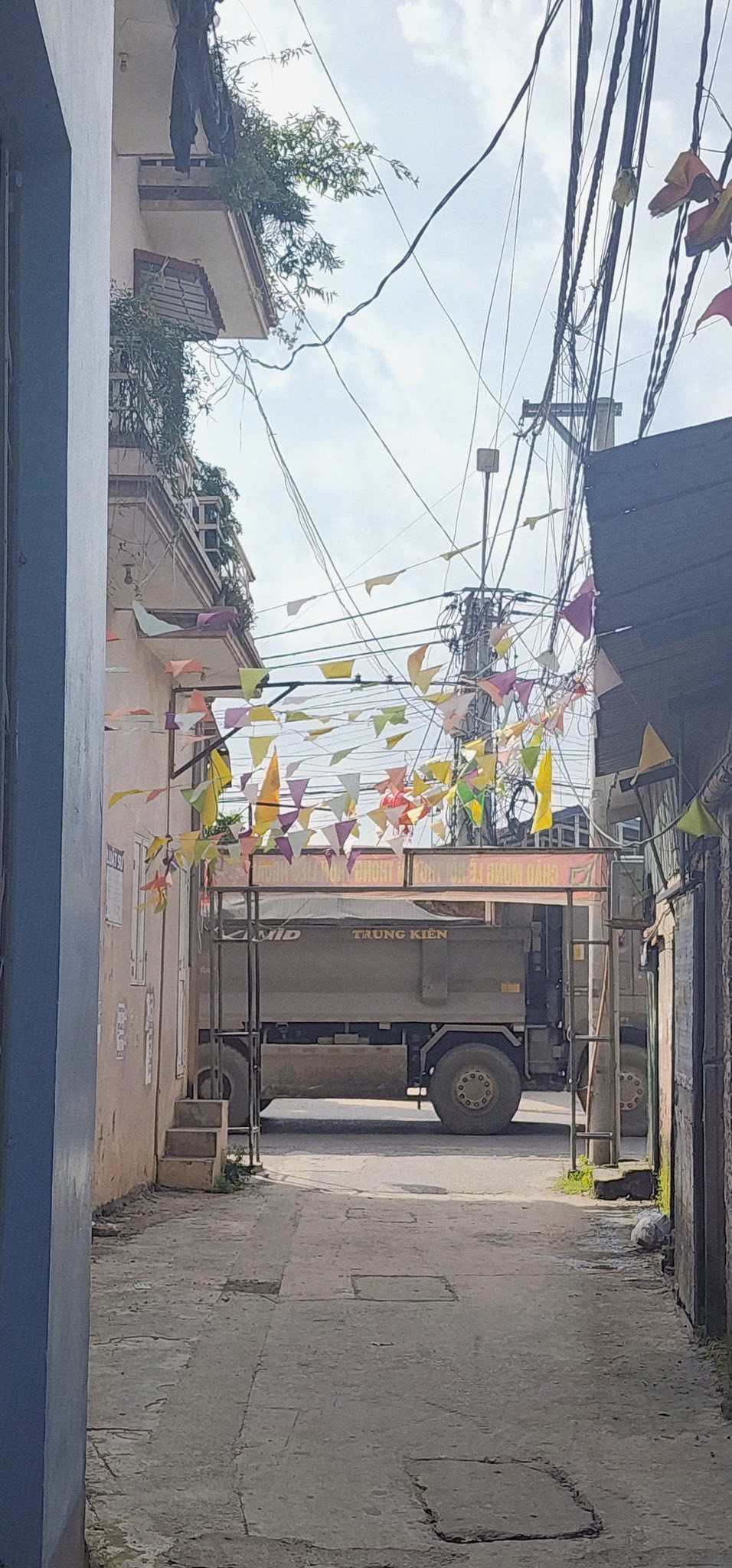 BÁN NHANH NHÀ 3 TẦNG GIÁP TRƯỜNG NGUYỄN QUỐC TRINH - ĐẠI ÁNG - THANH TRÌ - Ô TÔ ĐỖ CỬA