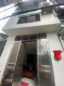 BÁN NHÀ DÂN XÂY KIÊN CỐ 3 TẦNG SẠCH ĐẸP TẠI NGỌC HỒI THANH TRÌ , SÁT QUỐC LỘ 1 A NGÕ THÔNG Ô TÔ CHẠY VÙ VÙ