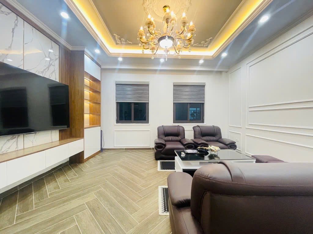 Nhà mới cứng 7 tầng ngay Giải Phóng 10 tỷ