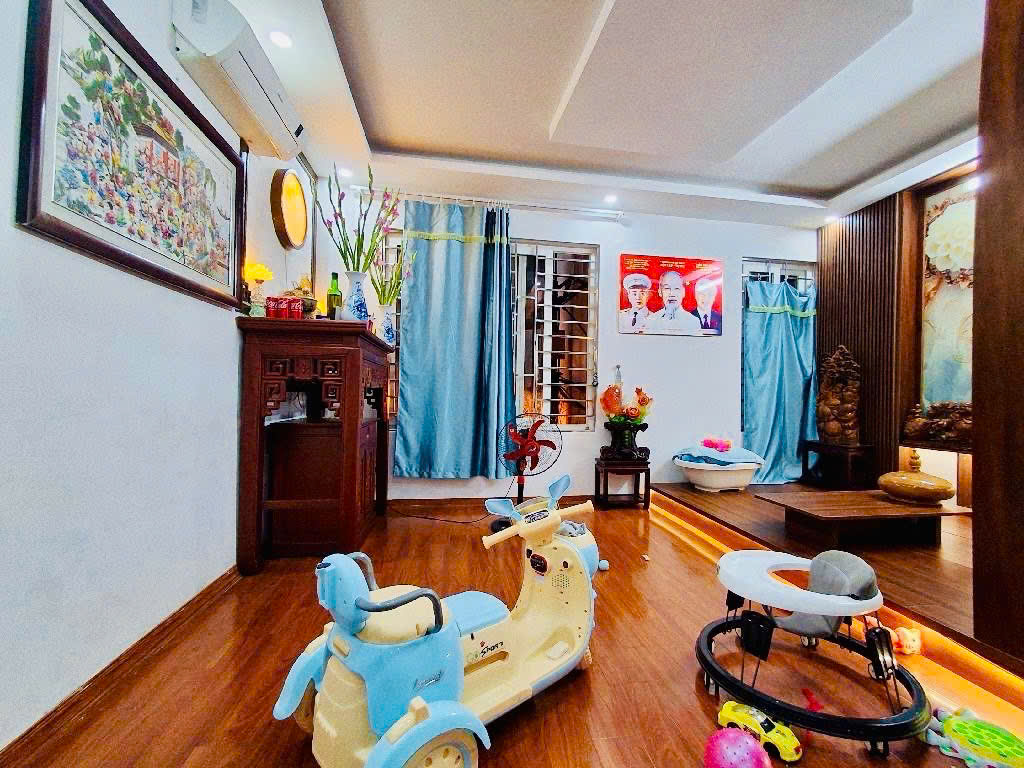 Nhà đẹp Kim Giang 5 tầng lô góc 9 Tỷ gần ngã tư sở