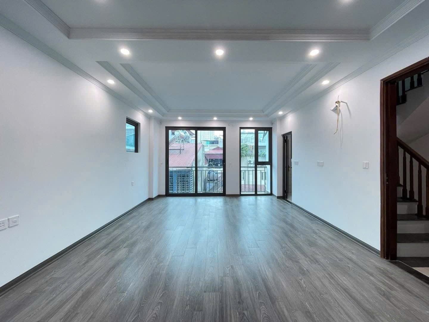 NHÀ MỚI 4 TẦNG Ô TÔ VÀO TẬN NHÀ MẶT HỒ HOÀNG CẦU, ĐỐNG ĐA