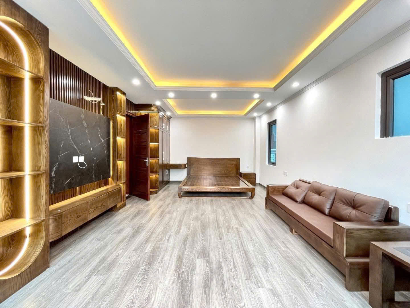 NHÀ MỚI 4 TẦNG Ô TÔ VÀO TẬN NHÀ MẶT HỒ HOÀNG CẦU, ĐỐNG ĐA