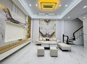 Phố Hoa Lâm, Nhà lô góc, ngõ ô tô thông, nhà mới, gần trường, gần BigC