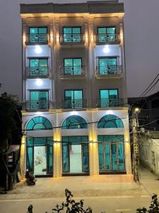 VĂN QUÁN MẶT PHỐ OTO TRÁNH, KINH DOANH SẦM UẤT, NỘI THẤT NHẬP KHẨU, Ô CHỜ THANG MÁY NHỈNH 15 Tỷ x 48M